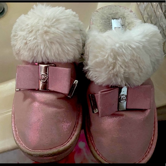 🌹FINAL PRICE Michael Kors Adorable Girl’s Metallic Pink & White Faux Fur Slides - Picture 3 of 15